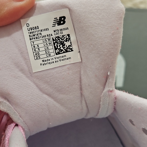 New Balance 9060 Cherry Blossom Colorway. - Picture 7 of 11